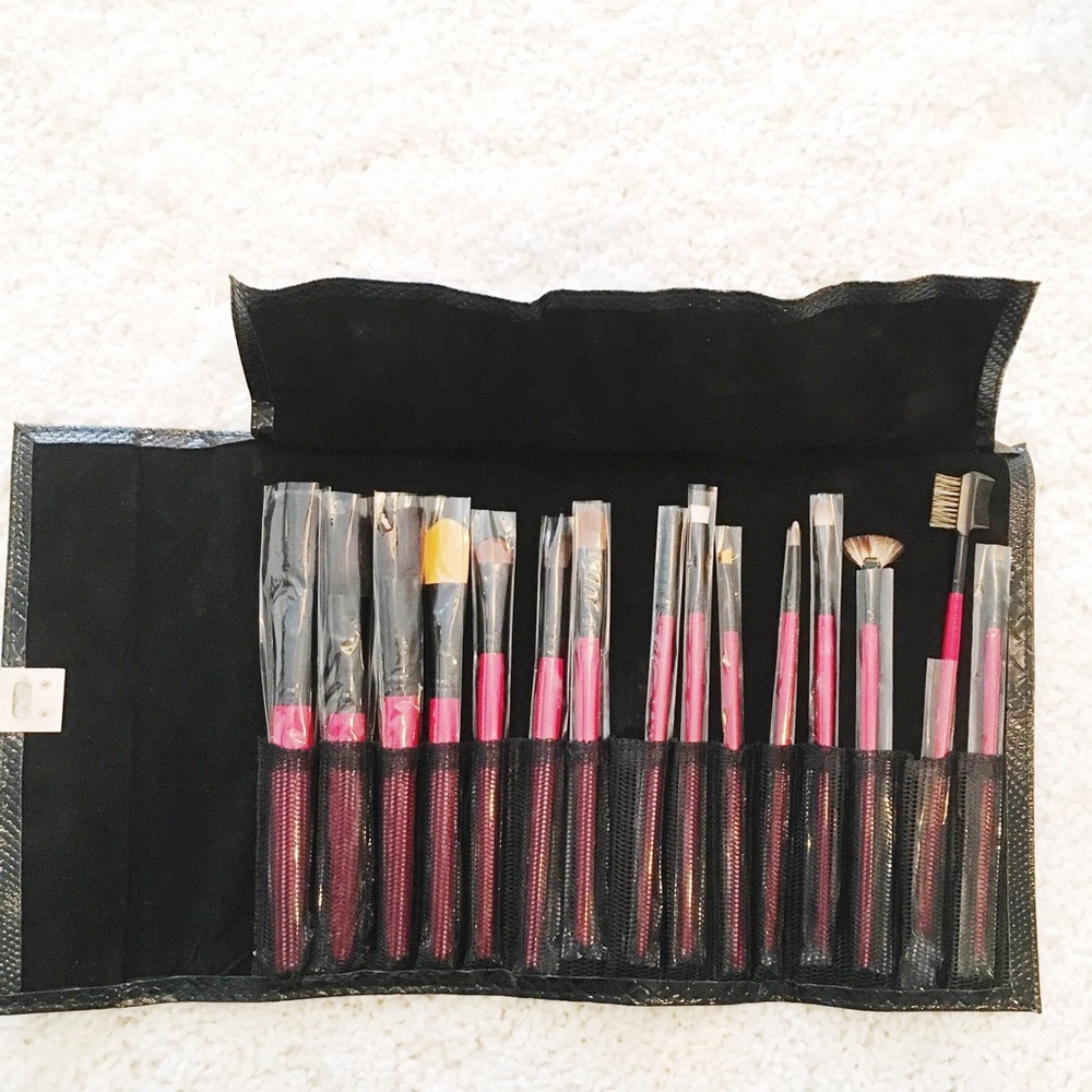 NWOT! Brand new brush set!!